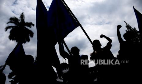 Sejumlah buruh dari berbagai serikat buruh berunjuk rasa di depan Gedung Sate, Jalan Diponegoro, Kota Bandung, Kamis (25/11). Dalam unjuk rasa tersebut, mereka mendesak pemerintah untuk mencabut UU Cipta Kerja yang dinilai merugikan buruh dan menolak Peraturan Pemerintah (PP) Nomor 36 Tahun 2021 tentang Pengupahan serta menolak penetapan Upah Minimum Provinsi (UMP) Jawa Barat tahun 2022. 