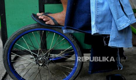 Penjahit keliling menyelesaikan jahitannya saat mangkal di kawasan Petamburan, Jakarta, Selasa (27/9/2022). Menurutnya, penghasilan dari jasa vermak dalam sehari berkisar Rp50.000 hingga Rp150.000,  dengan ongkos jasa mulai dari Rp5.000 hingga Rp50.000 tergantung kesulitannya. Sementara Ombudsman RI menilai seharusnya pemerintah memperluas penyaluran bantuan subsidi upah (BSU) menyasar pekerja informal sebagai respons dari kebijakan kenaikan harga BBM. Saat ini BSU masih menyasar sektor pekerja formal yang terdaftar di BPJS Ketenagakerjaan dengan penghasilan dibawah Rp3,5 juta. Republika/Thoudy Badai