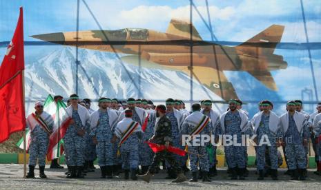 Tentara Iran menghadiri Hari Angkatan Darat tahunan di sebuah pangkalan militer di Teheran, Iran, 17 April 2024.