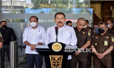 Jaksa Agung Sanitiar Burhanuddin menyampaikan keterangan pers terkait masus dugaan korupsi dengan tersangka pemilik PT Duta Palma Group, Surya Darmadi di Kejaksaan Agung, Jakarta, Senin (15/8/2022). Surya Darmadi tiba di Kejaksaan Agung sekitar pukul 13.58 untuk memenuhi panggilan pemeriksaan Kejaksaan Agung setelah ditetapkan menjadi buron dalam kasus dugaan tindak pidana korupsi penguasaan lahan sawit seluas 37.095 hektar di wilayah Indragiri Hulu, Riau oleh PT Duta Palma Group dengan kerugian negara diperkirakan mencapai Rp78 triliun. Republika/Thoudy Badai