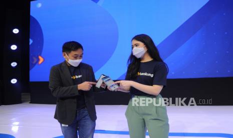 Aplikasi Digital. COO MotionBanking MNC Bank Teddy Tee (kiri) bersama Managing Director MotionPay Jessica Tanoesoedibjo berbincang saat peluncuran Motion-Banking dan Rebranding MotionPay di Jakarta, Kamis (3/6).  Aplikasi layanan perbankan digital memudahkan penguna membayar tagihan serta bertransaksi di merchand online maupun offlne dengan mengunakan QRIS. Foto: Tahta Aidilla/Republika. 