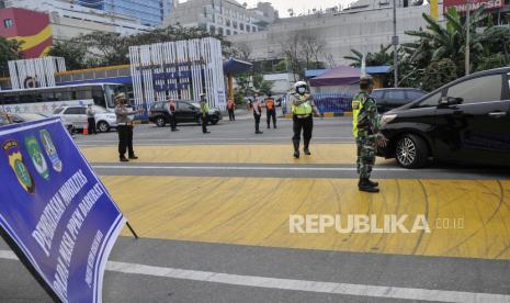 Sejumlah petugas TNI dan Polri berjaga di penyekatan  pintu masuk Tol Bekasi Barat, Jawa Barat, Kamis (15/7/2021). Pemerintah setempat menambah enam titik penyekatan baru untuk mengurangi moblitas masyarakat saat penerapan PPKM darurat. 