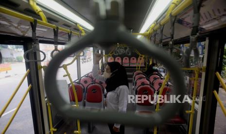 Sejumlah penumpang menaiki bus pink Transjakarta di Pasar Baru, Jakarta, Senin (25/7/2022). PT Transportasi Jakarta (Transjakarta) kembali mengoperasikan bus pink dengan rute Pasar Baru-Kalideres yang diperuntukan secara khusus bagi penumpang wanita sebagai upaya mencegah masalah pelecehan seksual dalam transportasi publik. Republika/Putra M. Akbar