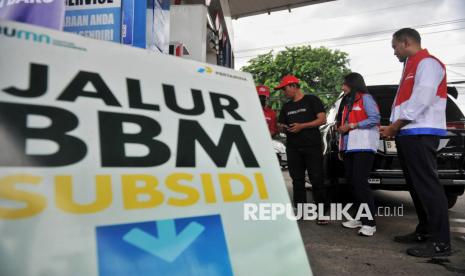 Ilustrasi pengisian BBM bersubsidi.