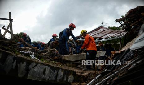 Tim SAR gabungan melakukan evakuasi korban yang diduga seorang anak di Gedung Madrasah Nurul Iman, Desa Mangunkerta, Kecamatan Cugenang, Kabupaten Cianjur, Jawa Barat, Kamis (24/11/2022). Menurut keterangan orang tua Imas (34) anaknya bernama Asika Nur Fauziah (7) telah hilang saat terjadi gempa berkekuatan magnitudo 5,6 pada Senin 21 November lalu. Hingga hari keempat masih belum ditemukan. Proses evakuasi tersebut ditunda hingga hari esok, akibat tumpukan material bangunan madrasah yang sulit bongkar. Republika/Thoudy Badai