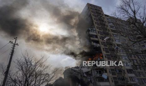 Sebuah gedung bertingkat terbakar setelah diserang oleh serangan udara Rusia. ilustrasi