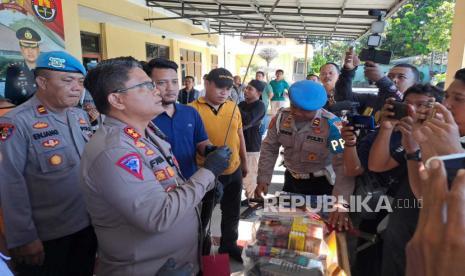 Kapolres Indramayu, AKBP M Fahri Siregar, menunjukkan senjata tajam jenis parang yang digunakan kelompok remaja yang hendak tawuran hingga akhirnya melakukan pembacokan terhadap polisi, di Mapolres Indramayu, Jumat (12/5/2023). 