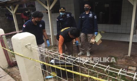 Sejumlah petugas Pusat Laboratorium Forensik Mabes Polri  mengambil sampel dari rumah tempat kejadian lima orang yang diduga keracunan di Bantargebang, Bekasi, Jawa Barat, Senin (16/1/2023). Menurut polisi pengambilan sampel dari rumah tersebut dilakukan setelah jumlah korban meninggal akibat keracunan bertambah menjadi tiga dan dua korban lainnya masih dalam perawatan di rumah sakit  ANTARA FOTO/Fakhri Hermansyah/tom.