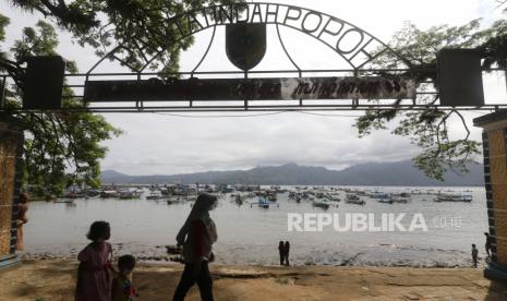 Pengunjung menikmati pemandangan di Pantai Popoh Tulungagung, Jawa Timur, Ahad (12/9/2021). Objek wisata pantai selatan Jawa tersebut ramai pengunjung saat akhir pekan meskipun belum kembali dibuka secara resmi oleh pemerintah daerah setempat. 