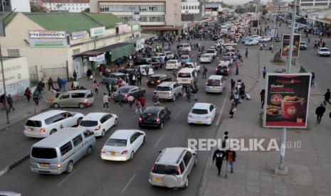 Suasana kemacetan jalan di Harare, Zimbabwe, Rabu (16/6). Meningkatnya lonjakan kasus Covid-19 dan munculnya varian delta yang memiliki tingkat penularan yang lebih berbahaya membuat sejumlah negara kembali memberlakukan lockdown. Zimbabwe kembali memberlakukan lockdown sebagai cara untuk mengantisipasi meningkatnya kasus pandemi Covid-19. EPA-EFE/AARON UFUMELIPutra M. Akbar