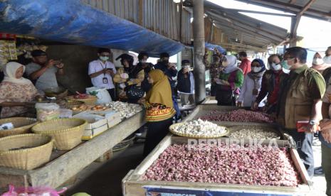 Tim gabungan Satgas Pangan Pemerintah Kota Bandar Lampung berbincang dengan salah seorang pedagang saat melakukan sidak harga dan ketersediaan bahan pokok di Pasar Smep, Bandar Lampung, Lampung, Kamis (16/6/2022). Berdasarkan hasil pemantauan sejumlah harga bahan pokok seperti bawang, cabai dan telur mengalami kenaikan, sedangkan untuk ketersediaan dan pasokan bahan pokok relatif masih stabil dan mencukupi untuk kebutuhan di Bandar Lampung hingga  Idul Adha 2022. 