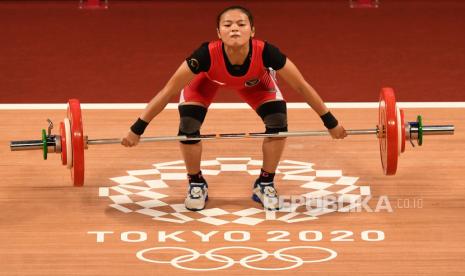 Lifter putri Indonesia Windy Cantika Aisah melakukan angkatan snatch dalam kelas 49 Kg Putri Grup A Olimpiade Tokyo 2020 di Tokyo International Forum, Tokyo, Jepang, Sabtu (24/7/2021). Windy Cantika berhasil mempersembahkan medali pertama bagi Indonesia yakni perunggu dengan total angkatan 194 Kg. 