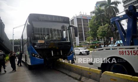 Tranjakarta melakukan pemeriksaan terhadap sopir-sopirnya menyusul banyaknya rentetan kecelakaan bus transjakarta. Foto: Bus transjakarta menabrak pembatas jalur Busway (Separator Busway) di Jalan Jenderal Sudirman, Jakarta, Jumat (3/12). Kecelakaan tunggal itu diduga akibat sopir kurang berhati-hati dan kurang berkonsentrasi.  (ilustrasi)