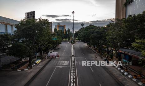 Suasana penutupan jalan protokol menuju kawasan Simpang Lima maupun sebaliknya saat penerapan PPKM Darurat di Kota Semarang, Jawa Tengah, Senin (5/7/2021). Pemerintah Kota Semarang melalui Dishub Kota Semarang dan Polrestabes Semarang menutup sejumlah jalan protokol selama 24 jam hingga 20 Juli mendatang guna membatasi mobilitas warga saat penerapan PPKM Darurat Jawa-Bali sebagai upaya untuk menekan lonjakan kasus COVID-19. 