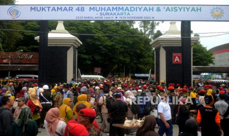 Penggembira ikut memeriahkan Pembukaan Muktamar ke-48 Muhammadiyah dan Aisyiyah dari luar Stadion Manahan, Surakarta, Jawa Tengah, Sabtu (19/11/2022). Karena keterbatasan kursi di dalam stadion, penggembira Muktamar tetap ikut memeriahkan dari luar dan melihat layar besar yang sudah disediakan panitia. Banyak penggembira yang membawa anggota keluarga untuk memeriahkan agenda besar lima tahunan Muhammadiyah ini.