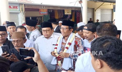 Calon Wakil Presiden (Cawapres) nomor urut 03 Mahfud MD berziarah ke makam Ratu Ayu Syarifah Khodijah di Pasuruan, Jawa Timur pada Jumat (12/1/2024). Ratu Ayu merupakan keturunan dari Syarif Hidayatullah atau Sunan Gunung Jati.  