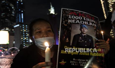 Peserta aksi dari Tim Advokat Penegakan Hukum dan Keadilan (TAMPAK) mengangkat poster saat aksi seribu lilin dan doa bersama untuk Alm Brigadir Yosua Hutabarat di Bundaran HI, Jakarta, Jumat (22/7/2022). Dalam aksi tersebut peserta aksi juga meminta agar penangangan kasus kematian Brigadir Nopryansah Yosua Hutabarat di kediaman Irjen Pol Ferdy Sambo dilakukan secara transparan. 