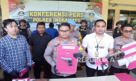 Kapolres Indramayu, AKBP M Fahri Siregar, saat menunjukkan barang bukti kasus pencurian dengan kekerasan tang dilakukan komplotan pencurian lintas provinsi, dalam konferensi pers di Mapolres Indramayu.  