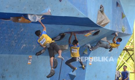 Para atlet panjat tebing berlaga saat Babak Kualifikasi Pekan olahraga provinsi (Porprov) Jawa Barat XIV, di Venue Panjat Tebing Cikole, Lembang, Kabupaten Bandung Barat, Selasa (30/11). Kegiatan tersebut diikuti sedikitnya 150 atlet dan official dari setiap kabupaten/kota. Acara berlangsung hingga 4 Desember 2021. Diharapkan dari kegiatan tersebut dapat menghasilkan atlet-atlet tangguh yang mengharumkan nama daerah.