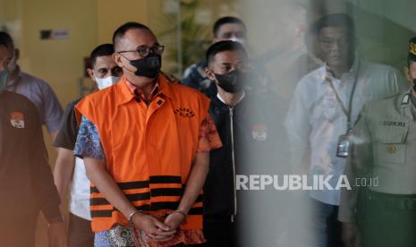 Eks Pejabat Ditjen Pajak Kementerian Keuangan, Rafael Alun Trisambodo berjalan mengenakan rompi tahanan. Selain kasus gratifikasi, Rafael juga dijerat pidana pencucian uang.