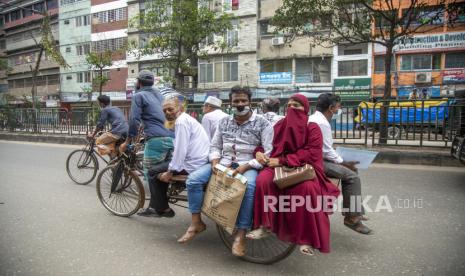 Sejumlah warga menaiki becak saat hari pertama pemberlakuan lockdown di Dhaka, Bangladesh, Senin (28/6). Pihak berwenang Bangladesh memberlakukan lockdown total secara nasional karena terjadinya peningkatan lonjakan kasus Covid-19. EPA-EFE/MONIRUL ALAMPutra M. Akbar