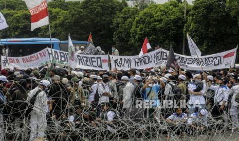 Sejumlah massa saat melaksanakan aksi tolak Rancangan Undang-Undang Haluan Ideologi Pancasila (RUU HIP) di depan Gedung DPR, Senayan, Jakarta, Kamis (16/7). Aksi itu menuntut DPR untuk mencabut RUU HIP dari prolegnas dan pengusutan inisiator RUU tersebut. Republika/Putra M. Akbar