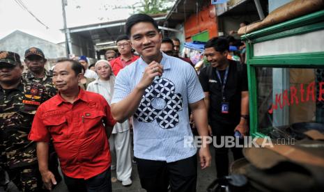 Ketua Umum PSI Kaesang Pangarep melakukan blusukan di pemukiman kawasan Tanjung Priok, Jakarta Utara, Jumat (5/7/2024). Dalam kunjungaannya, Kaesang melaksanakan shalat Jumat di Masjid Nurul Qulub dilanjutkan dengan menyapa warga dan bagi-bagi buku serta menyambangi salah satu rumah tokoh warga setempat untuk berdialog bersama perwakilan warga.