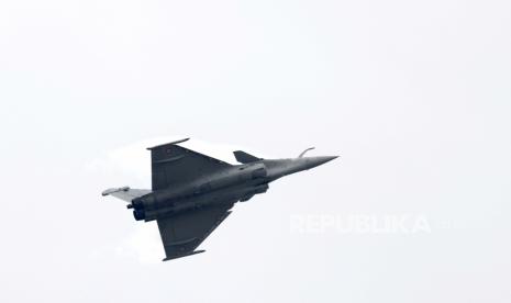  A French multirole fighter aircraft Dassault Rafale airborne during the International Paris Air Show at the Paris–Le Bourget Airport, in Le Bourget, France, 19 June 2023. French President Emmanuel Macron attended the Paris Air Show which returns after a four-year hiatus.   