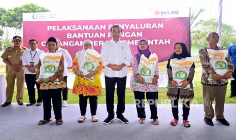 Presiden Joko Widodo (Jokowi) saat meninjau penyaluran bantuan pangan cadangan beras pemerintah (CBP) di Lapangan Sepak Bola Klumpit Tingkir, Kota Salatiga, Jawa Tengah, Senin (22/1/2024).