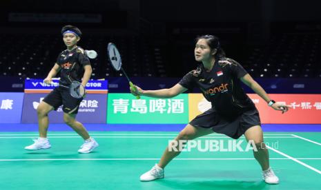 Ganda putri Siti Fadia Silva Ramadhanti/Lanny Tria Mayasari bertanding pada Kejuaraan Bulu Tangkis Beregu Campuran Asia 2025 di Qingdao Conson Gymnasium, China, Selasa (11/2/2025).