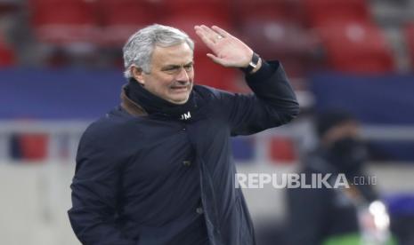 Manajer Tottenham Jose Mourinho memberi isyarat selama babak 32 besar Liga Europa, leg pertama, pertandingan sepak bola antara Wolfsberger AC dan Tottenham Hotspur di stadion Puskas Arena di Budapest, Hongaria, Kamis, 18 Februari 2021. 