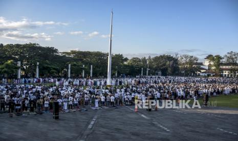 Umat muslim melaksanakan Shalat Idul Adha 1443 H di Lapangan Gasibu, Jalan Diponegoro, Kota Bandung, Ahad (10/7/2022). (ilustrasi)