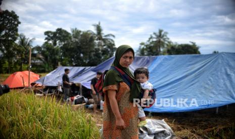 Pengungsi beraktivitas di tenda darurat di area pesawahan, Desa Gasol, Kecamatan Cugenang, Kabupaten Cianjur, Jawa Barat, Jumat (25/11/2022). Pemerintah memastikan akan menyalurkan bantuan dana kepada warga yang rumahnya mengalami kerusakan akibat gempa. Bantuan tersebut dibagi menjadi tiga jenis, untuk kerusakan berat akan mendapatkan bantuan sebesar Rp50 juta, kerusakan sedang Rp25 juta dan kerusakan ringan Rp10 juta. Republika/Thoudy Badai