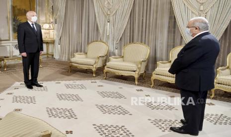 Presiden Tunisia Kais Saeid, kiri, menyambut Menteri Luar Negeri Aljazair Ramadhan Laamamra untuk membahas krisis Tunisia di Istana Kepresidenan di Carthage, di luar Tunis, Tunisia, Selasa, 27 Juli 2021. 