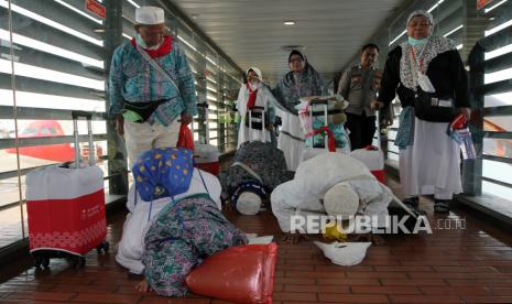 Jamaah haji asal embarkasi Jakarta Pondok Gede melakukan sujud syukur setibanya di Terminal 2 Bandara Soekarno Hatta, Tangerang, Banten, Selasa (4/7/2023). Sebanyak 371 jamaah haji kloter empat embarkasi Jakarta Pondok Gede menjadi penerbangan perdana yang tiba di tanah air setelah melakukan rangkaian ibadah haji Arab Saudi. 