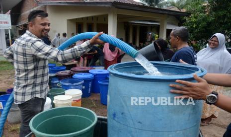 Warga memasok air bersih dari mobil tangki ke sejumlah ember penampungan di Gampong  Lamcok, Kecamatan Lhoknga, Kabupaten Aceh Besar, Aceh, Ahad (12/5/2024) (ilustrasi).