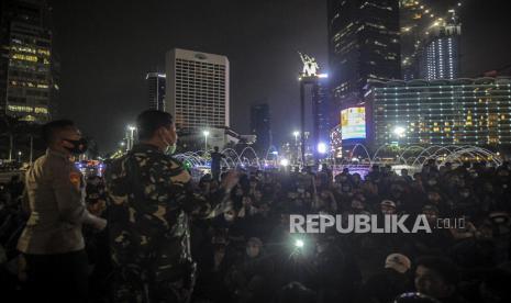 Sejumlah massa aksi berdialog dengan anggota kepolisan dan TNI di Jakarta, Kamis (8/10). Dalam aksi yang berakhir ricuh tersebut mereka menolak disahkannya Undang-Undang Cipta Kerja (Omnibus Law) karena dinilai merugikan buruh dan pekerja. Republika/Putra M. Akbar