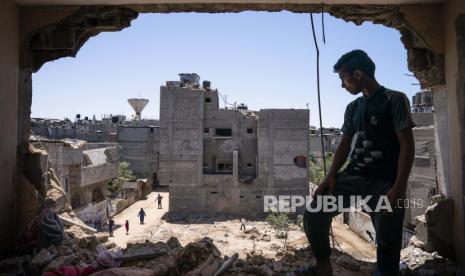 Mahmoud Al-Masri, 14, berdiri untuk potret di kamar tidurnya yang rusak ketika serangan udara menghancurkan gedung tetangga sebelum gencatan senjata yang menghentikan perang 11 hari antara penguasa Hamas Gaza dan Israel, Rabu, 26 Mei 2021 , di Beit Hanoun, Jalur Gaza.