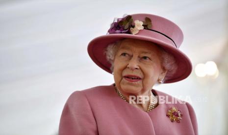 Pada file foto Kamis 15 Oktober 2020 ini, Ratu Elizabeth II dari Inggris mengunjungi Defense Science and Technology Laboratory (DSTL) di Porton Down, Inggris, untuk melihat Energetics Enclosure dan tampilan persenjataan dan taktik yang digunakan dalam kontra intelijen.