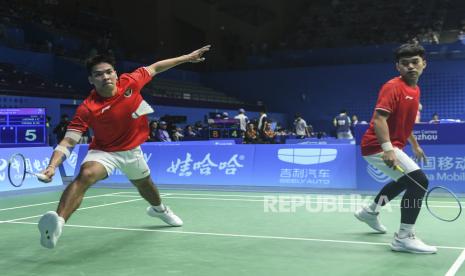 Pebulu tangkis Indonesia Daniel Marthin (kiri) dan Leo Rolly Carnando 