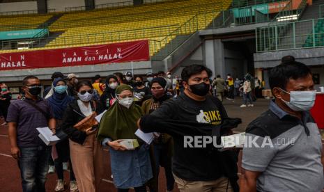 Warga mengantre sebelum menjalani vaksin covid-19 Sinovac saat vaksinasi massal di Stadion Patriot Chandrabhaga, Bekasi Selatan, Kota Bekasi, Jawa Barat, Kamis (8/7). Pemerintah Kota Bekasi menggelar vaksinasi massal sebanyak 50 ribu orang dalam sehari yang diperuntukan bagi kalangan usia 18 tahun keatas dan lansia sebagai upaya menciptakan kekebalan kelompok (herd immunity). 