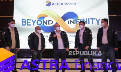 Director In Charge Astra Financial & Logistic Suparno Djasmin (tengah) berbincang dengan CEO Asuransi Astra Rudy Chen (kiri), CEO Astra Credit Companies Siswadi (kedua kiri), CEO FIFGROUP Margono Tanuwijaya (kedua kanan) dan CEO TAF Agus Prayitno (kanan) saat media gathering jelang pelaksanaan Gaikindo Indonesia International Auto Show (GIIAS) di Jakarta, Senin (1/11/2021). Astra Financial & Logistic kembali menjadi sponsor utama (platinum) bagi pameran otomotif GIIAS 2021 dengan mengambil tema Beyond Infinity. 