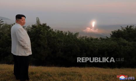  Sebuah foto tak bertanggal yang dirilis pada 10 Oktober 2022 oleh Kantor Berita Pusat Korea Utara (KCNA) resmi menunjukkan Pemimpin Tertinggi Korea Utara Kim Jong-un mengawasi latihan militer yang dilakukan untuk memeriksa dan menilai pencegah perang dan kemampuan serangan balik nuklir negara tersebut, di tengah latihan militer gabungan yang sedang berlangsung yang melibatkan pasukan AS dan Korea Selatan di perairan dekat Semenanjung Korea. Korea Utara melakukan latihan dari 25 September hingga 09 Oktober, dan meluncurkan beberapa rudal balistik untuk menguji kemanjuran kemampuan persenjataan nuklir taktis negara tersebut.