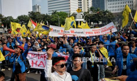 Massa aksi yang tergabung dalam Pergerakan Mahasiswa Islam Indonesia (PMII) melakukan unjuk rasa di kawasan Patung Kuda, Jakarta, Senin (5/8/2022). Dalam aksinya mereka menolak kenaikan harga bahan bakar minyak (BBM).  