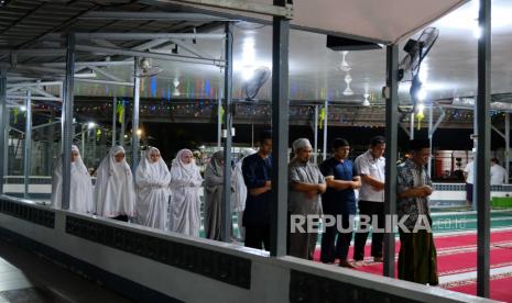 Sejumlah Warga Binaan Permasyarakatan (WBP) bersama kerabat dan petugas melaksanakan sholat usai berbuka puasa bersama di Lapas Kelas IIA Pontianak di Sungai Raya, Kabupaten Kubu Raya, Rabu (29/3/2023). Selama bulan Ramadhan 1444 Hijriah, Lapas Kelas IIA Pontianak memberikan kesempatan kepada WBP untuk berbuka puasa bersama keluarga inti agar hubungan silaturahim kekeluargaan tidak terputus. Hikmah Puasa untuk Kebaikan Lahiriah dan Batiniah