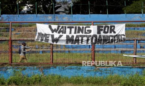 Petugas mengukur luas bangunan Stadion Mattoanging di Makassar, Sulawesi Selatan, Selasa (28/7/2020), yang kondisinya mengenaskan.