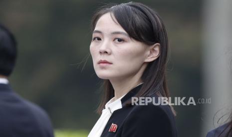  Kim Yo-jong, saudara perempuan pemimpin Korea Utara Kim Jong-un, menghadiri upacara peletakan karangan bunga di Mausoleum Ho Chi Minh di Hanoi, Vietnam, 02 Maret 2019 (diterbitkan ulang 11 Januari 2021). 