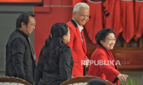 Ketua Umum PDI Perjuangan Megawati Soekarnoputri bersama Calon presiden nomor urut 3 Ganjar Pranowo saat perayaan HUT Ke -51 PDI Perjuangan di Sekolah Partai DPP PDIP, Lenteng Agung, Jakarta, Rabu (10/1/2024). Tema yang diusung di HUT ke-51 PDIP yaitu Satyam Eva Jayate, Kebenaran Pasti Menang.