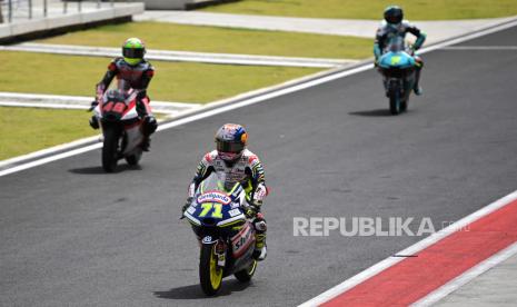 Pembalap Sterilgarda Husqvarna Max Ayumu Sasaki (tengah), pembalap Team MTA Ivan Ortola (kiri), dan pembalap Leopard Racing Dennis Foggia (kanan) melaju di pit lane menuju garasi tim  saat sesi latihan bebas 2 Moto3 seri Pertamina Grand Prix of Indonesia 2022 di Pertamina Mandalika International Street Circuit, Lombok Tengah, NTB, Jumat (18/3/2022). Ajang balapan MotoGP seri kedua 2022 tersebut berlangsung pada 18-20 Maret 2022. 