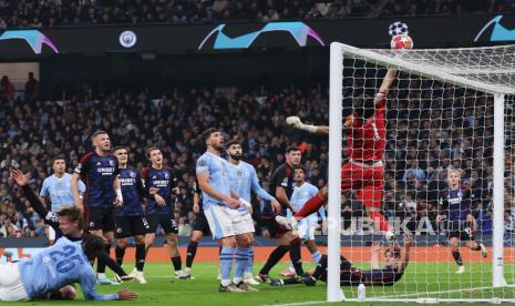 Penjaga gawang Copenhagen Kamil Grabara menepis tendangan pemain Manchester City saat pertandingan sepak bola leg kedua babak enam belas Liga Champions, di Stadion Etihad, Manchester, Inggris, Kamis (7/3/2024) WIB. The Citizen berhasil menang 3-1 atas Copenhagen. Gol City dicetak Manuel Akanji menit ke-5, Julian Alvarez menit ke-9 dan Erling Haaland menit ke-48. Satu gol Copenhagen dicetak Mohamed Elyounoussi di menit ke-29. Atas hasil ini City melaju ke babak perempat final Liga Champions.